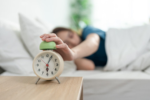 Ilustrasi bangun di pagi hari di jam yang sama. Foto: Shutterstock.