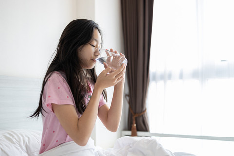 Ilustrasi minum air putih di pagi hari. Foto: Shutterstock.