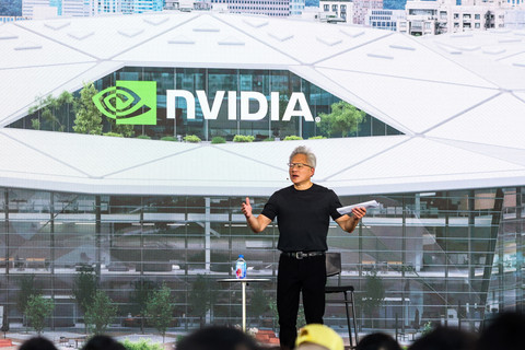 CEO Nvidia Jensen Huang berbicara dalam pertemuan internal perusahaan di lahan kavling T17 dan T18 mereka di Shilin-Beitou Technology Park di Taipei, Taiwan, Rabu (27/5/2026). Foto: I-HWA CHENG/AFP