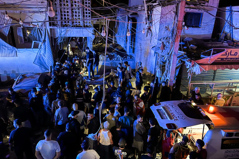 Ledakan besar terlihat membumbung tinggi dari sebuah bangunan usai serangan udara Israel di kawasan Tyre, Lebanon Selatan, Kamis (28/5/2026). Serangan tersebut mengakibatkan kerusakan di sejumlah area permukiman. Foto: KAWANT HAJU/AFP