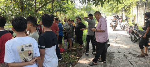 Petugas kepolisian saat mendatangi TKP penemuan jasad bayi di Sungai Cinambo, Kelurahan Cisaranten Kidul, Kecamatan Gedebage, Kota Bandung. Foto: Dok. Polsek Gedebage