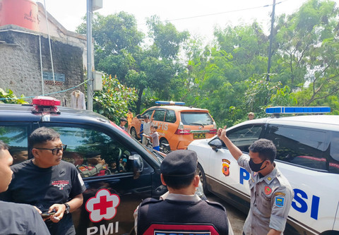 Petugas kepolisian saat mendatangi TKP penemuan jasad bayi di Sungai Cinambo, Kelurahan Cisaranten Kidul, Kecamatan Gedebage, Kota Bandung. Foto: Dok. Polsek Gedebage