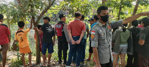 Petugas kepolisian saat mendatangi TKP penemuan jasad bayi di Sungai Cinambo, Kelurahan Cisaranten Kidul, Kecamatan Gedebage, Kota Bandung. Foto: Dok. Polsek Gedebage