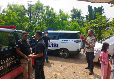 Petugas kepolisian saat mendatangi TKP penemuan jasad bayi di Sungai Cinambo, Kelurahan Cisaranten Kidul, Kecamatan Gedebage, Kota Bandung. Foto: Dok. Polsek Gedebage