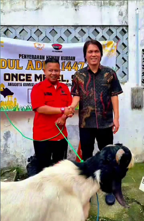 Once Mekel ikut berkurban di momen Idul Adha tahun ini. Foto: Dok. Istimewa