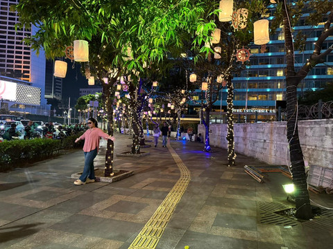 Suasana Illumination of Jakarta 2026 'Glow of Peace' untuk memperingati Hari Waisak di Bundaran HI, Jakarta Pusat, Kamis (28/5). Foto: Nasywa Athifah/kumparan