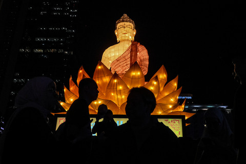 Warga berjalan di dekat ornamen lampu hias saat llumination of Jakarta: Glow of Peace di kawasan Bundaran HI, Jakarta, Kamis (28/5/2026). Foto: Antara dan Hafidz Mubarak A/ANTARA FOTO