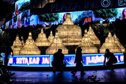 Warga berjalan di dekat ornamen lampu hias saat llumination of Jakarta: Glow of Peace di kawasan Bundaran HI, Jakarta, Kamis (28/5/2026). Foto: Antara dan Hafidz Mubarak A/ANTARA FOTO