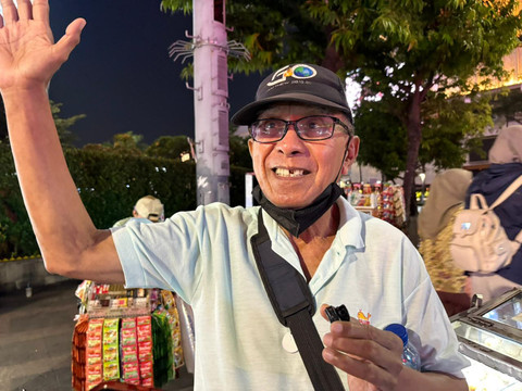 Theo (69), warga yang mengunjungi dan menikmati instalasi bernuansa Waisak di Bundaran HI, Jakarta Pusat, Kamis (28/5/2026). Foto: Nasywa Athifah/kumparan