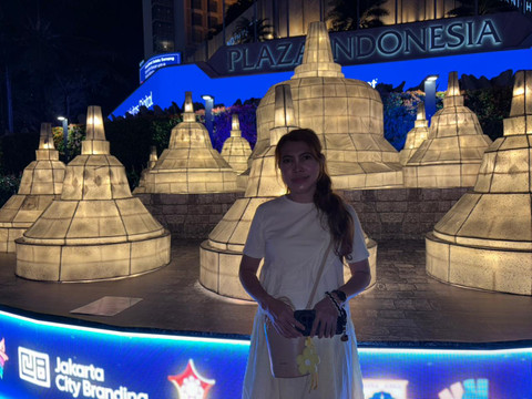 Yellis (53), warga yang mengunjungi dan menikmati instalasi bernuansa Waisak di Bundaran HI, Jakarta Pusat, Kamis (28/5/2026). Foto: Nasywa Athifah/kumparan