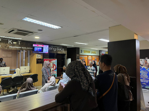 Suasana SPKT Polda yang dipenuhi calon jamaah Travel Hanania yang diduga di tipi oleh direktur utama PT Hananiah Group, Kamis (28/5/2026). Foto: Rayyan Farhansyah/kumparan