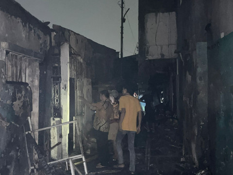 Pendinginan usai kebakaran di kawasan Tambora, Jakarta Barat, Kamis (28/5/2026). Foto: Rayyan Farhansyah/kumparan