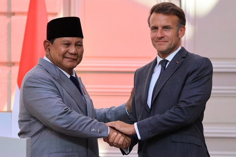 Presiden Prancis Emmanuel Macron (kanan) dan Presiden Indonesia Prabowo Subianto saling menyapa di akhir pernyataan pers bersama di Istana Kepresidenan Elysee di Paris, Prancis, Kamis (28/5/2026). Foto: Ludovic Marin/AFP