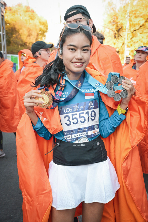 Namira Adjani saat menyelesaikan maraton di enam negara. Foto: Dok. Pribadi
