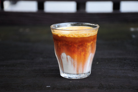 Ilustrasi dirty coffee. Foto: Chananthorn Angkapichit/Shutterstock