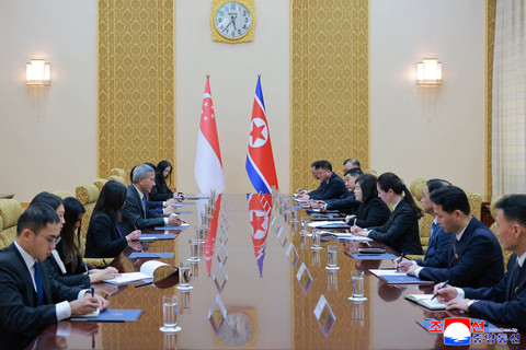Menteri Luar Negeri Korea Utara Choe Son Hui bertemu dengan Menteri Luar Negeri Singapura Vivian Balakrishnan di Pyongyang, Korea Utara, Selasa (26/5/2026). Foto: KCNA/via REUTERS