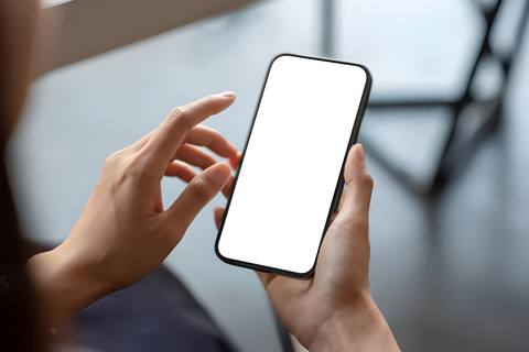 Ilustrasi Main Handphone, Sumber:IStockphoto/Karya:AmnajKhetsamtip