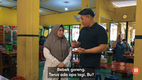 Badriyah, pemilik Bebek Palupi, bersama Koko Buncit. Foto: dok. Istimewa