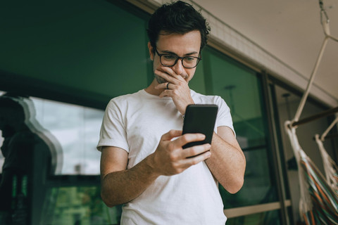 Ilustrasi Melihat Handphone (sumber: pexels/helena lopes)