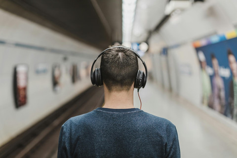 Foto oleh Burst dari Pexels: https://www.pexels.com/id-id/foto/alat-anak-laki-laki-berbayang-bocah-laki-laki-374876/