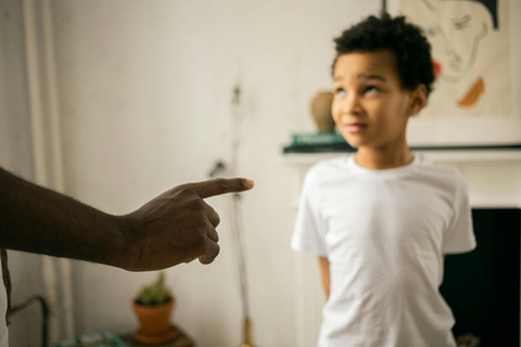 Ilustrasi hubungan orang tua dan anak dalam pola pengasuhan yang memengaruhi perkembangan psikologis anak./Pexels