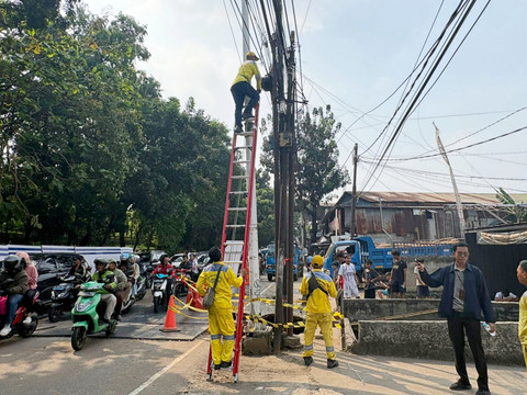 Petugas Bina Marga Jagakarsa tengah melakukan penanganan untuk mencabut tiang PJU di dekat area berlubang Jalan Lenteng Agung, Jakarta Selatan, Sabtu (30/5/2026). Foto: Ryan Iqbal/kumparan