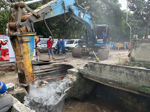 Petugas Sudin SDA Jakarta Selatan melakukan pembobolan terhadap dinding pembatas saluran air di area sinkhole Jalan Lenteng Agung, Jakarta Selatan, Sabtu (30/5/2026). Foto: Ryan Iqbal/kumparan