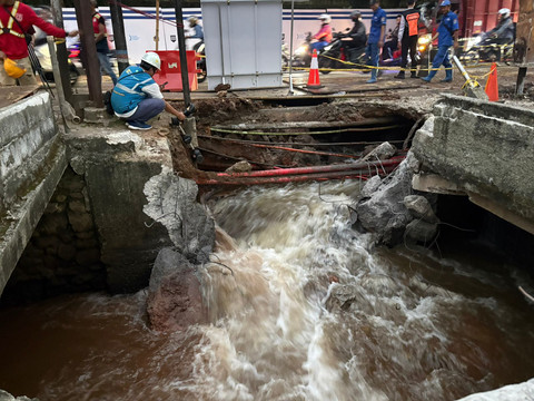 Potret saluran air di area sinkhole di Jalan Lenteng Agung, Jakarta Selatan, usai dinding pembatasnya dibobol pada Sabtu (30/5/2026). Foto: Ryan Iqbal/kumparan
