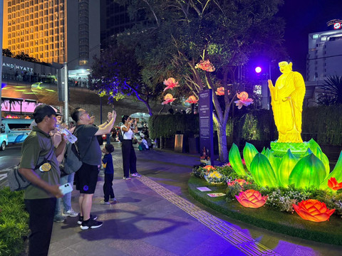 Suasana Illumination of Jakarta untuk memperingati Hari Raya Waisak di Bundaran HI, Jakarta Pusat, Sabtu (30/5/2026). Foto: Nasywa Athifah/kumparan