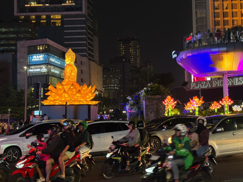 Suasana Illumination of Jakarta untuk memperingati Hari Raya Waisak di Bundaran HI, Jakarta Pusat, Sabtu (30/5/2026). Foto: Nasywa Athifah/kumparan