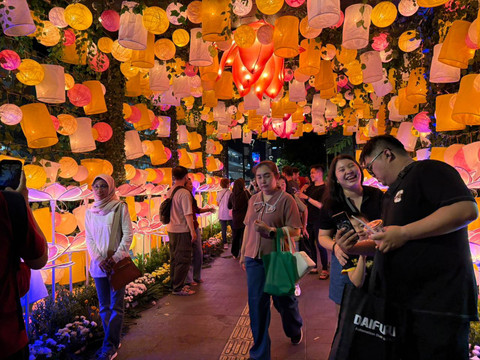 Suasana Illumination of Jakarta untuk memperingati Hari Raya Waisak di Bundaran HI, Jakarta Pusat, Sabtu (30/5/2026). Foto: Nasywa Athifah/kumparan