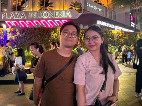 Merry (22) dan Billy (24), warga Tangerang yang mengunjungi Bundaran HI, Jakarta Pusat, Sabtu (30/5/2026). Foto: Nasywa Athifah/kumparan