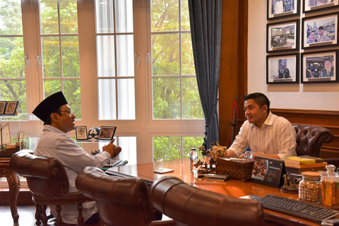 Seskab Letkol Teddy Indra Wijaya bertemu Mensos Saifullah Yusuf di kantor Seskab pada Sabtu (30/5/2026). Foto: Instagram/ @sekertariat.kabinet
