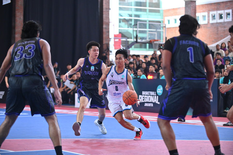 Pertandingan di babak playoffs putra antara Universitas Bina Nusantara melawan Institut Perbanas. Dengan disiplin dalam bertahan sambil konsisten melakukan serangan agresif, tim Universitas Bina Nusantara berhasil unggul dengan skor 68-56. Foto: Dok. Campus League