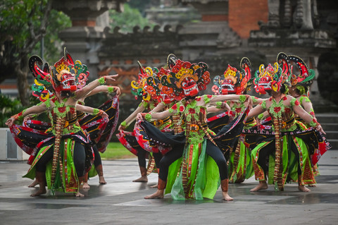 Seniman membawakan Tari Topeng di Taman Mini Indonesia Indah (TMII), Jakarta, Sabtu (30/5/2026). Foto: Rivan Awal Lingga/ANTARA FOTO