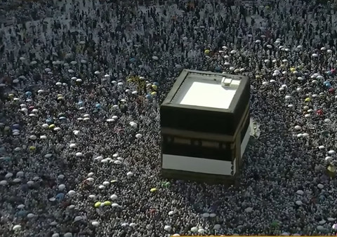 Sebagian jemaah haji melaksanakan tawaf wada/tawaf perpisahan di Masjidil Haram, Sabtu (30/5/2026). Foto: Youtube @qurantvsa