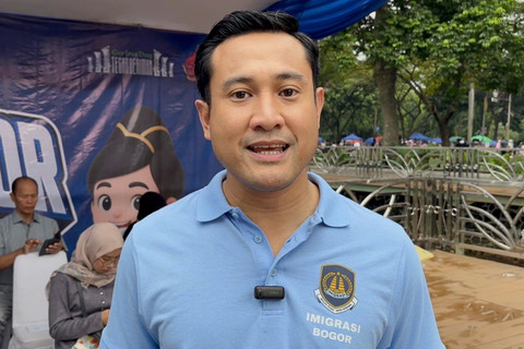 Kepala Kantor Imigrasi Bogor, Ritus Ramadhana, saat kegiatan pembuatan paspor di CFD Tegar Beriman, Cibinong, Bogor, Minggu (31/5/2026). Foto: Nauval Pratama/kumparan