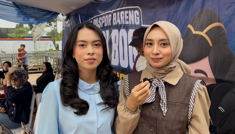 Anisa dan Naya, warga Kota Bogor yang membuat paspor di CFD Tegar Beriman, Cibinong, Kab Bogor, Minggu (31/5/2026). Foto: Nauval Pratama/kumparan