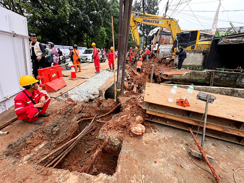 Pengerjaan perbaikan jalan amblas di Jalan Raya Lenteng Agung Timur, Jakarta Selatan, Minggu (31/5/2026). Foto: Jeni Ritanti/kumparan