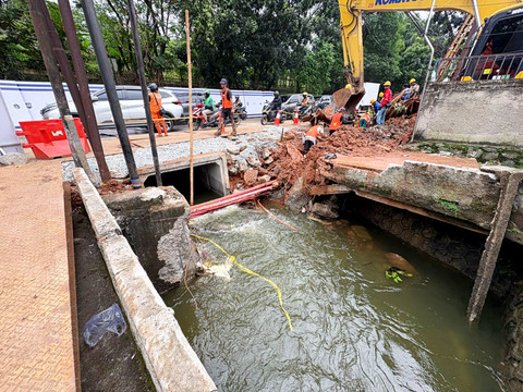 Pengerjaan perbaikan jalan amblas di Jalan Raya Lenteng Agung Timur, Jakarta Selatan, Minggu (31/5/2026). Foto: Jeni Ritanti/kumparan