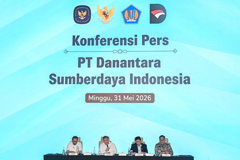 Menko Perekonomian Airlangga Hartarto bersama Menkeu Purbaya Yudhi Sadewa, COO Danantara Dony Oskaria, dan Kepala Bakom Muhammad Qodari menyampaikan Konpers Persiapan Operasional PT Danantara Sumberdaya Indonesia di Jakarta, Minggu (31/5/2026). Foto: Sulthony Hasanuddin/ANTARA FOTO 