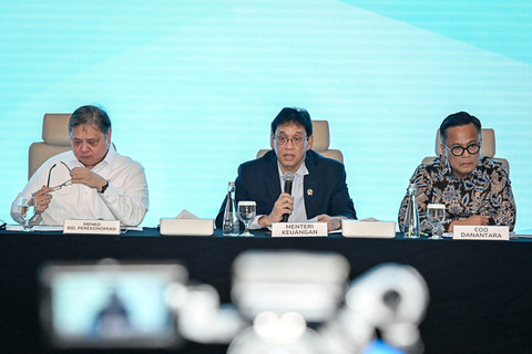 Menko Perekonomian Airlangga Hartarto bersama Menkeu Purbaya Yudhi Sadewa, dan COO Danantara Dony Oskaria menyampaikan Konferensi Pers Persiapan Operasional PT Danantara Sumberdaya Indonesia di Wisma Danantara, Jakarta, Minggu (31/5/2026). Foto: Sulthony Hasanuddin/ANTARA FOTO 