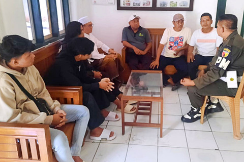 Keluarga DN, remaja yang dianiaya pria tak dikenal di Situbondo datangi Subdenpom V/3-5 Situbondo. Foto: Dok. Istimewa