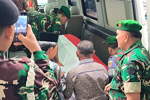 Sejumlah petugas TNI membawa peti jenazah Menteri Pertahanan (Menhan) periode 2014-2019 Jenderal TNI (Purn) Ryamizard Ryacudu di RSPAD Gatot Subroto, Jakarta, Minggu (31/5/2026). Foto: Aditya Nugraha/kumparan