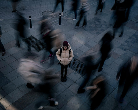 Ilustrasi Emotional Numbness. Foto oleh Damla Karaağa&ccedil;lı dari Pexels: https://www.pexels.com/id-id/foto/kota-wanita-perempuan-kaum-wanita-14936616/