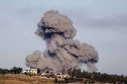 Serangan udara Israel di desa Arnoun, Lebanon, Minggu (31/5/2026). Foto: AFP