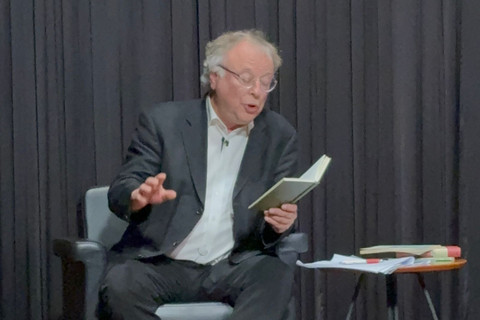 Berthold Damshauser membacakan puisi dari buku "Kedalaman, Terarah Padamu" di acara sastra Rainer Maria Rielke Dalam Bahasa Indonesia di Auditorium Ki Nartosabdo JSI, Kelapa Gading, Jakarta, Minggu (31/5/2026). Foto: Jeni Ritanti/kumparan