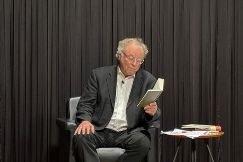 Berthold Damshauser membacakan puisi dari buku "Kedalaman, Terarah Padamu" di acara sastra Rainer Maria Rielke Dalam Bahasa Indonesia di Auditorium Ki Nartosabdo JSI, Kelapa Gading, Jakarta, Minggu (31/5/2026). Foto: Jeni Ritanti/kumparan