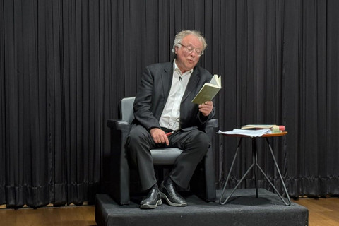 Berthold Damshauser membacakan puisi dari buku "Kedalaman, Terarah Padamu" di acara sastra Rainer Maria Rielke Dalam Bahasa Indonesia di Auditorium Ki Nartosabdo JSI, Kelapa Gading, Jakarta, Minggu (31/5/2026). Foto: Jeni Ritanti/kumparan