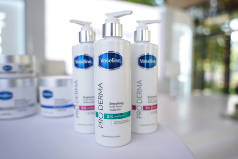 Vaseline Pro Derma, lini perawatan kulit tubuh yang berfokus pada skin barrier. Foto: Vaseline